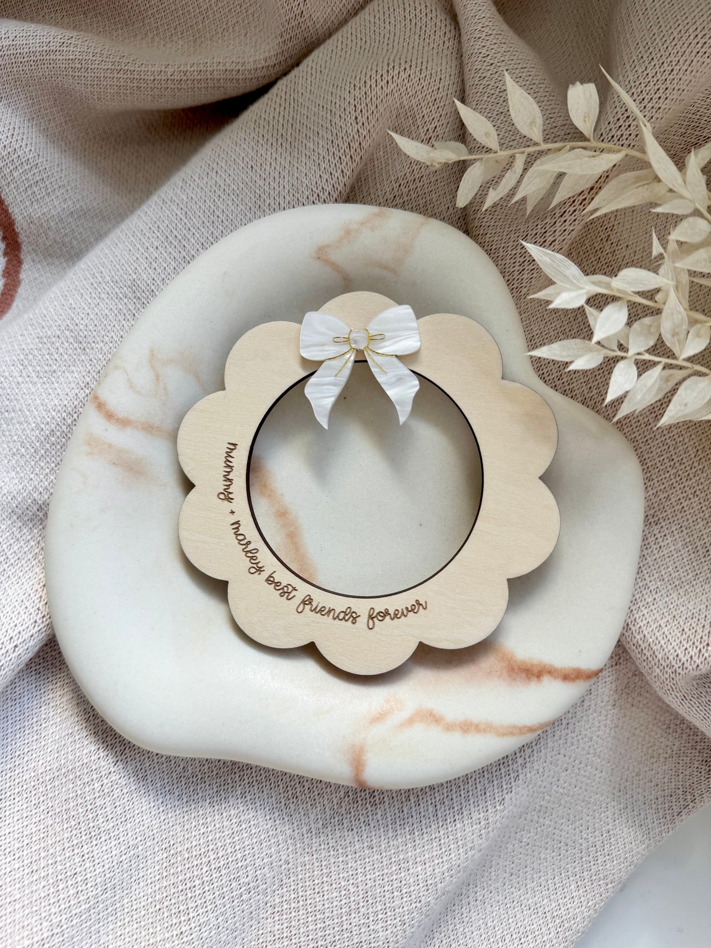 PERSONALISED SCALLOPED CIRCLE FRAME