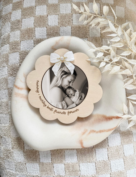 PERSONALISED SCALLOPED CIRCLE FRAME